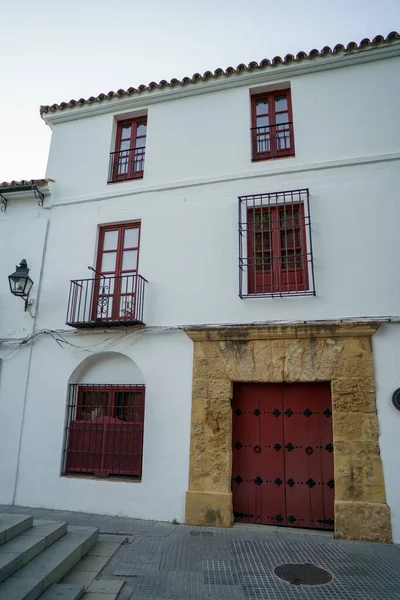 Edifício Branco Com Portão Castanho Janelas Varanda — Fotografia de Stock