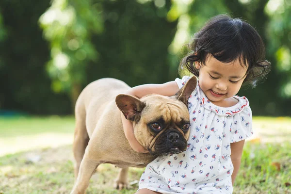 Een Klein Thais Meisje Met Haar Mooie Franse Bulldog — Stockfoto