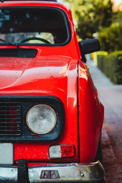 Scheinwerfer Eines Alten Roten Retro Autos Auf Der Straße Geparkt — Stockfoto
