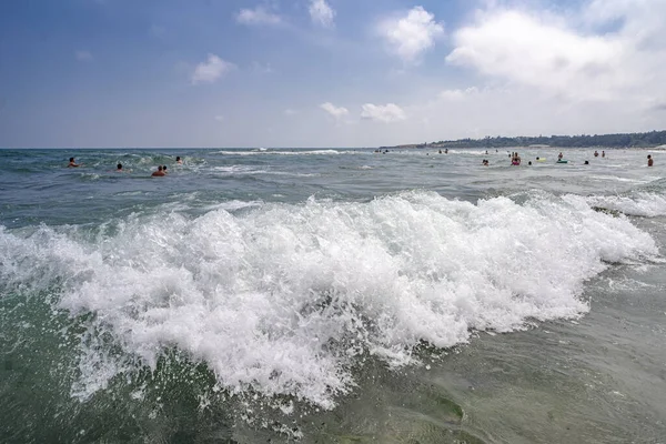 Красивый Вид Волны Плещущиеся Берегу Моря — стоковое фото
