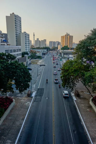 Sebuah Gambar Vertikal Dari Sebuah Jalan Dan Bangunan Tinggi Pusat — Stok Foto
