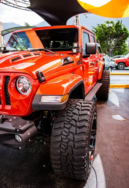 Sebuah Gambar Vertikal Dari Mobil Gunung Merah Mengkilap Sebuah Toko — Stok Foto