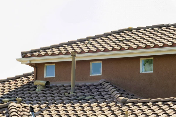 白い空の下でモダンなデザインの家のレンガ造りの屋根の景色 — ストック写真