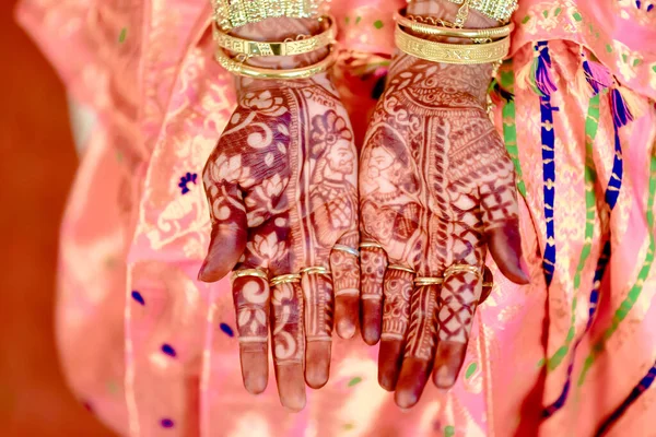 Tiro Perto Das Mãos Uma Noiva Hindu Com Henna Durante — Fotografia de Stock