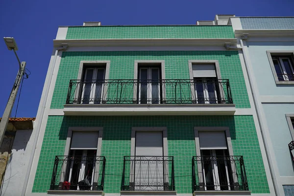 Tiro Ângulo Baixo Edifício Com Fachada Verde Dia Ensolarado — Fotografia de Stock