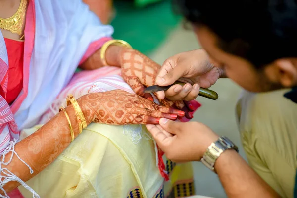 Närbild Bild Hinduisk Bruds Händer Med Henna Emot Helig Sträng — Stockfoto