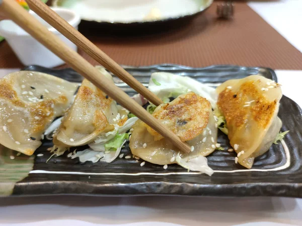 Närbild Trä Ätpinn Och Japanska Dumpling Gyozas Fyllda Med Kött — Stockfoto