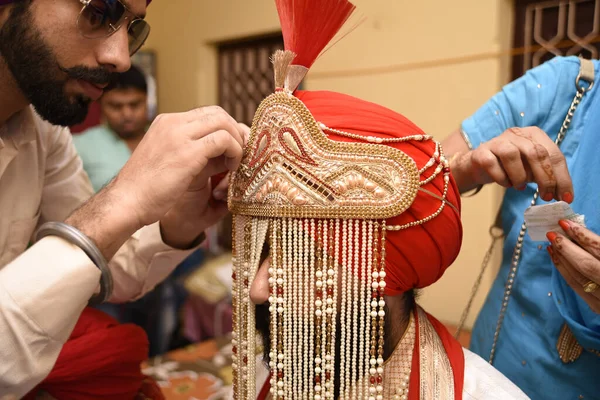 Tradicional Lindo Casamento Turbante Noivo Indiano Vestindo Turbante Pagri Coroa — Fotografia de Stock