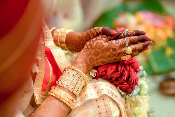 Ένα Κοντινό Πλάνο Των Χεριών Μιας Ινδουίστριας Νύφης Χέννα Κατά — Φωτογραφία Αρχείου