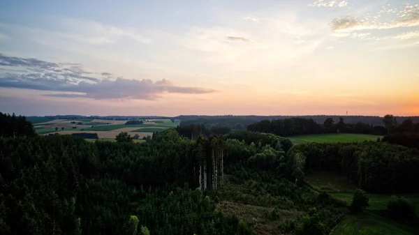 Manzaralı Günbatımında Tarlaları Sık Yeşil Ağaçları Olan Güzel Bir Manzara — Stok fotoğraf