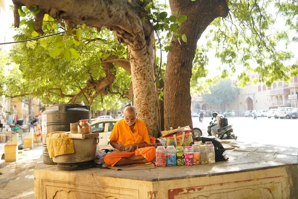 Jaipur インド 2020年10月3日 インドのジャイプールでパン マサラを販売する道端の店で 仏教僧が商品の横に木の下に座っている — ストック写真