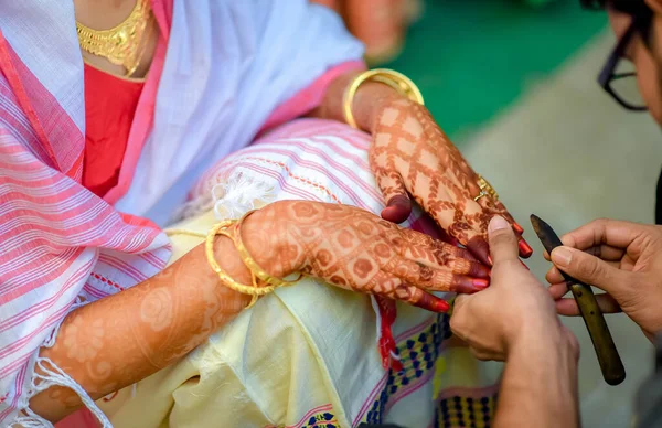 Primer Plano Las Manos Una Novia Hindú Con Henna Recibiendo — Foto de Stock