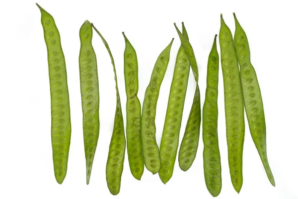 白い背景に隔離された新鮮な緑の豆 — ストック写真