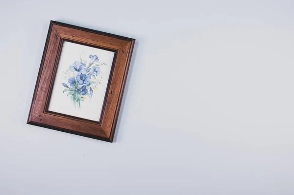 灰色の背景に孤立した花の額装された写真のトップビューとテキスト用のスペース — ストック写真