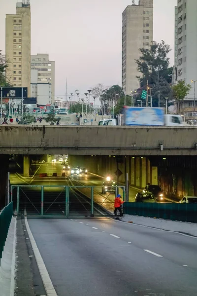 Eine Vertikale Aufnahme Eines Stadttunnels Der Innenstadt Und Des Stadtbildes — Stockfoto
