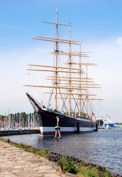 Zdjęcie Pionowe Statku Muzeum Passat Sea Travemuende Niemcy — Zdjęcie stockowe