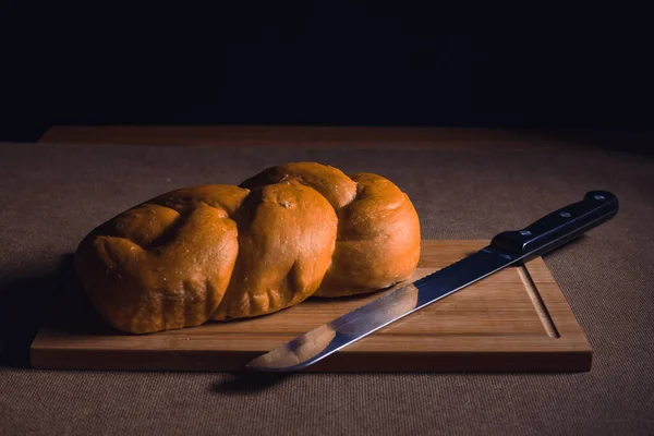 Κοπή Φρέσκου Ψωμιού Στο Τραπέζι Μαχαίρι — Φωτογραφία Αρχείου