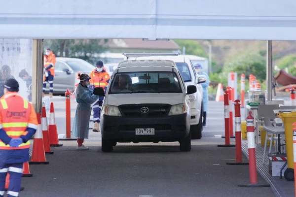 Melbourne Australia Temmuz 2021 Arabadaki Insanlar Baküs Bataklığındaki Coronavirus Test — Stok fotoğraf