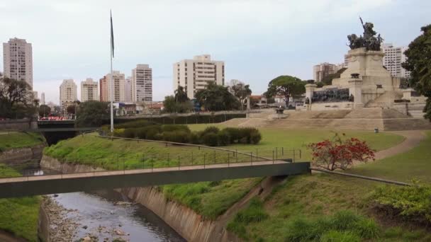 아침에 공원이 보이는 도시의 — 비디오