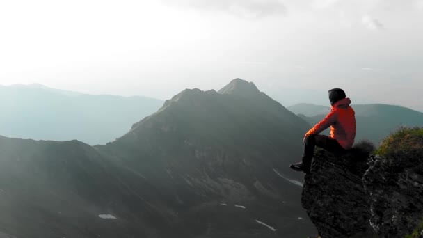 Filmaufnahmen Eines Gutaussehenden Jungen Mannes Beim Trekking Den Bergen — Stockvideo