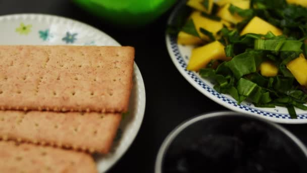 Πράσινη Σαλάτα Τυρί Και Λαχανικά — Αρχείο Βίντεο