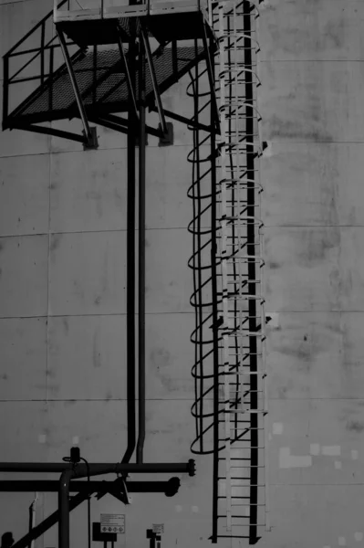 Tiro Vertical Uma Escada Lado Tanque Armazenamento Refinaria Petróleo — Fotografia de Stock