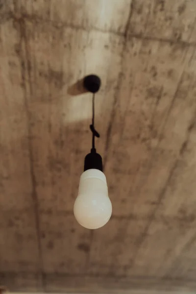 Vue Angle Bas Une Lampe Suspendue Style Loft Dans Une — Photo