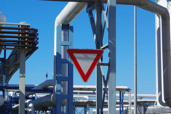 Een Rood Waarschuwingsbord Een Locatie Van Een Industriële Olieraffinaderij — Stockfoto