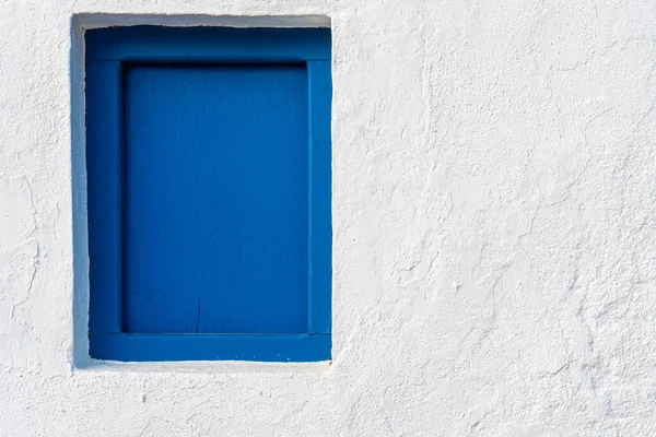 Porta Madeira Azul Velha Uma Parede Branca — Fotografia de Stock