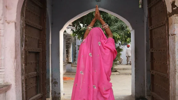 Een Achteraanzicht Van Een Indiase Vrouw Gekleed Nationale Kleding Biddend — Stockfoto