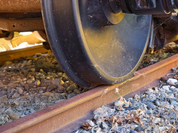 铁道上一个生锈的旧火车车轮的特写镜头 — 图库照片
