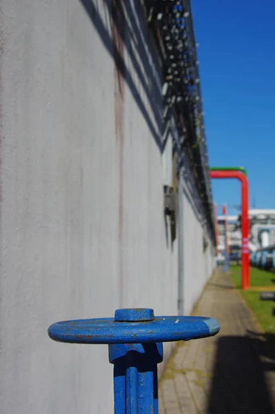 Tiro Vertical Uma Roda Azul Local Refinaria Petróleo Industrial — Fotografia de Stock