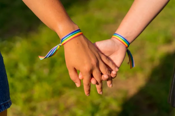 Close Duas Jovens Mulheres Caucasianas Mãos Dadas Com Pulseiras Orgulho — Fotografia de Stock