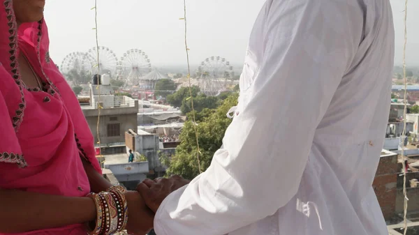 Ulusal Giyinmiş Ele Tutuşmuş Hintli Bir Erkek Kadının Yakın Çekimi — Stok fotoğraf