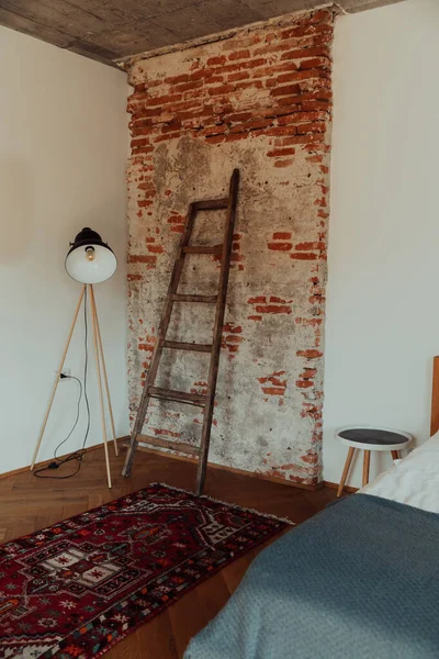 Tiro Vertical Quarto Estilo Loft Com Uma Escada Madeira Tapete — Fotografia de Stock