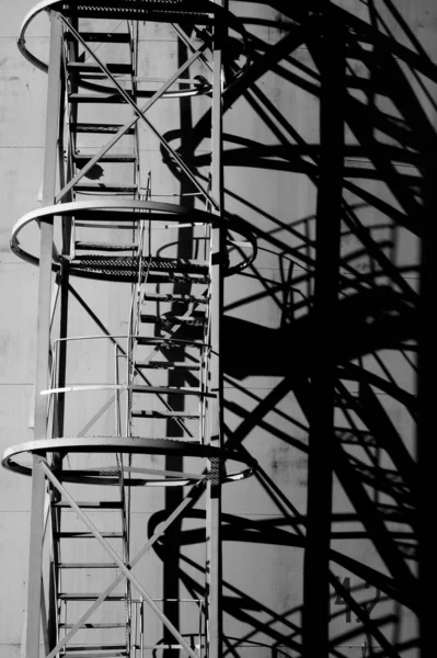 炼油厂储油罐侧边梯子的垂直截图 — 图库照片