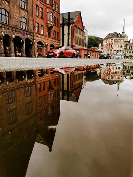 Bergen Norvège Mai 2021 Les Bâtiments Reflètent Dans Asphalte Humide — Photo