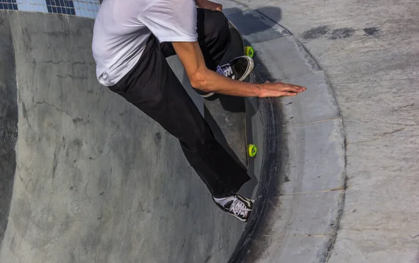 Ein Skater Übt Einer Skaterarena — Stockfoto