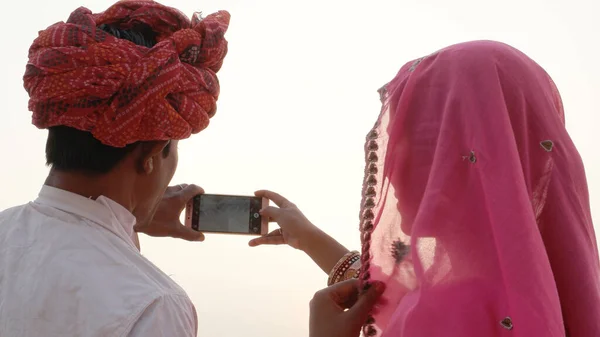 Närbild Bakifrån Indisk Hane Och Kvinna Som Tar Selfies — Stockfoto