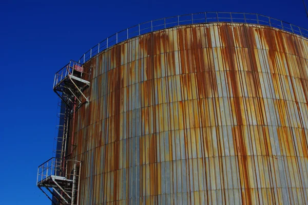 石油精製工場の錆びた貯蔵タンクの低角度ショット — ストック写真