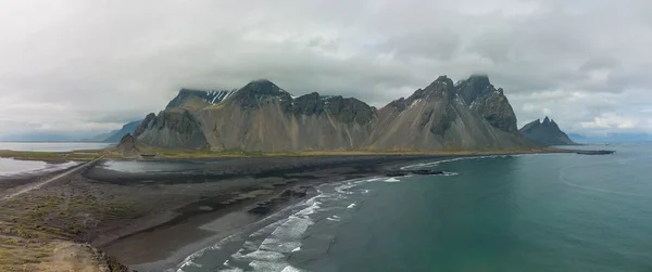 Een Panoramisch Beeld Van Vestrahorn Berg Omgeven Door Zee Ijsland — Stockfoto