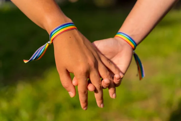 Primer Plano Dos Jóvenes Mujeres Caucásicas Cogidas Mano Con Pulseras —  Fotos de Stock