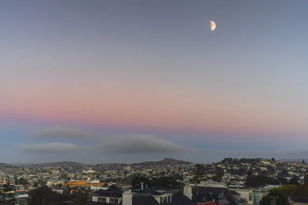 Une Ville Calme Soir Sous Lune Ciel Orange — Photo