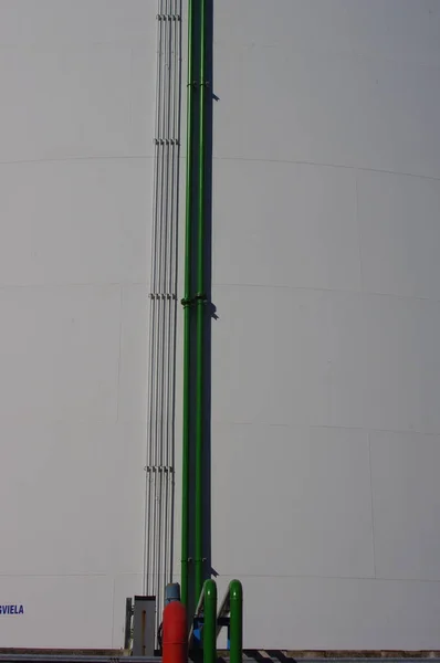Ett Vertikalt Skott Ett Grönt Rör Industrianläggning För Oljeraffinering — Stockfoto
