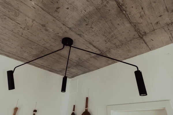 Una Moderna Elegante Lampada Decorativa Soffitto Marrone Strutturato Legno — Foto Stock