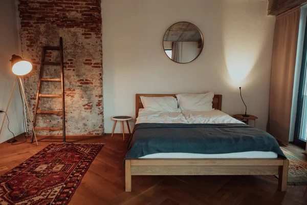 Interior Quarto Estilo Loft Com Uma Cama Madeira Tapetes Coloridos — Fotografia de Stock