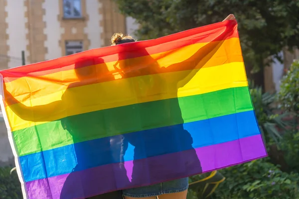 Grenoble. Pourquoi le drapeau LGBT flotte devant le drapeau