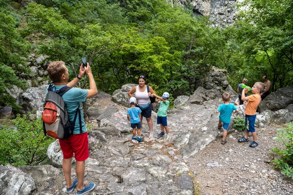 Stari Grad Croatia Jul 2021 Grupo Pessoas Caminho Pedra Montanha — Fotografia de Stock