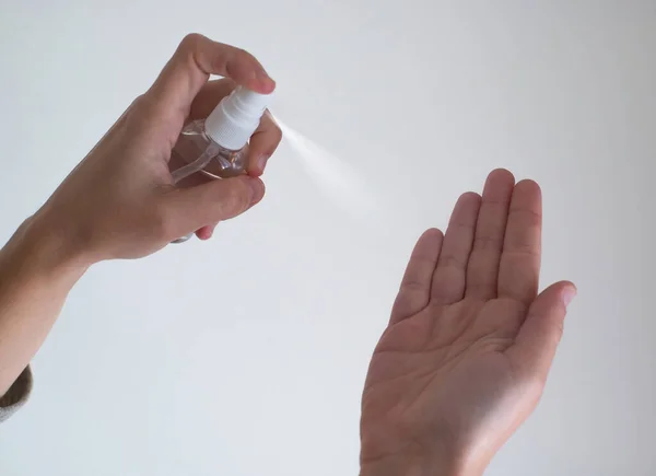 Close Uma Pessoa Aplicando Desinfetante Suas Mãos Para Evitar Propagação — Fotografia de Stock