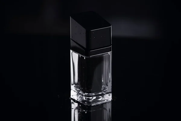 Eine Elegante Parfümflasche Aus Klarem Glas Isoliert Auf Dunklem Hintergrund — Stockfoto